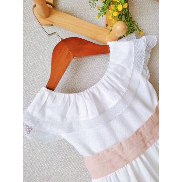 Váy đầm linen trắng cổ tròn phối ren, thắt nơ nâu cho bé