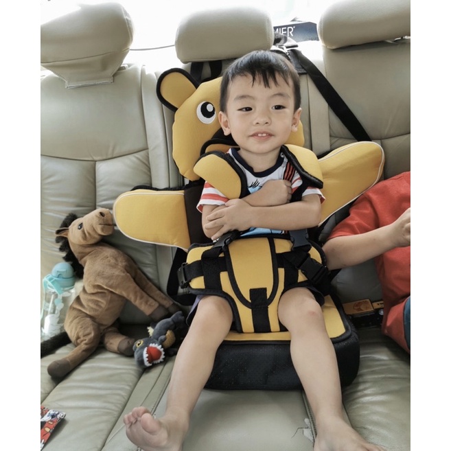 Đai ngồi ô tô kèm mút nâng cao tầm nhìn cho bé yêu 🥰