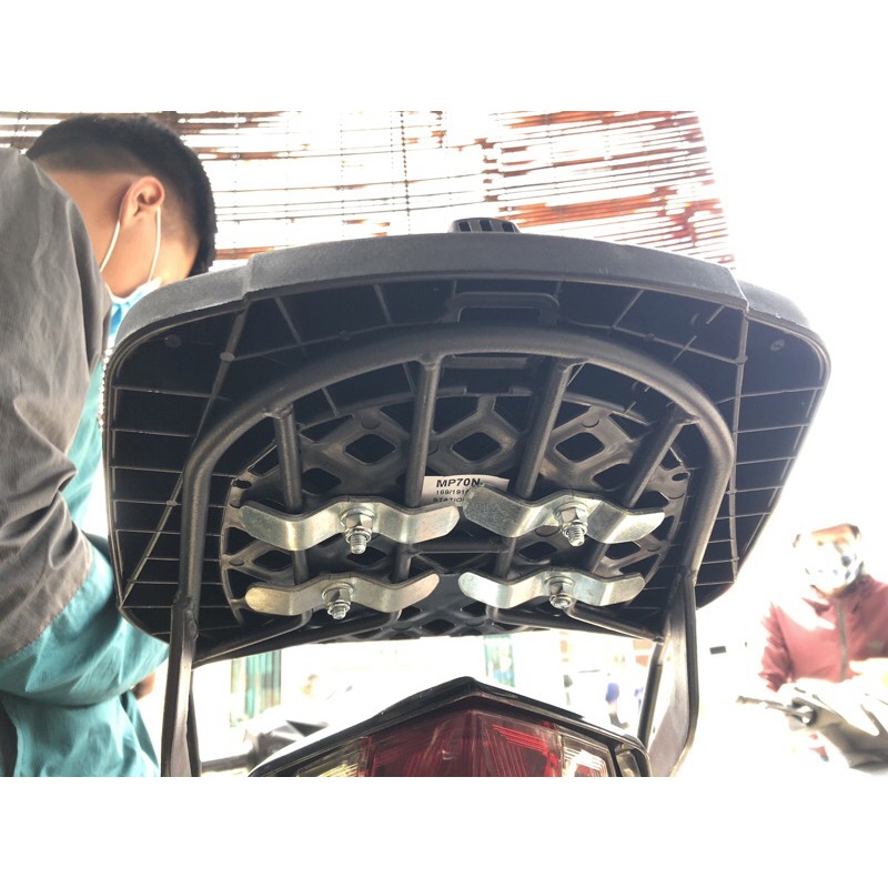 Đế nhựa gắn thùng Givi MP60,MP70