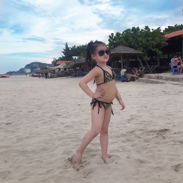 Bikini bé gái ( ảnh thật)