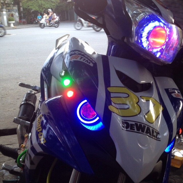 Mắt cú ex135