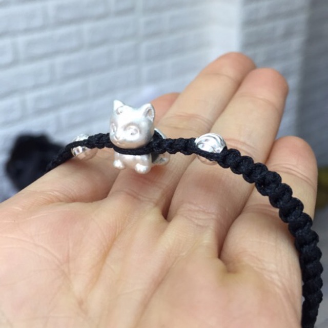 Vòng tay giáp bạc kết dây đỏ