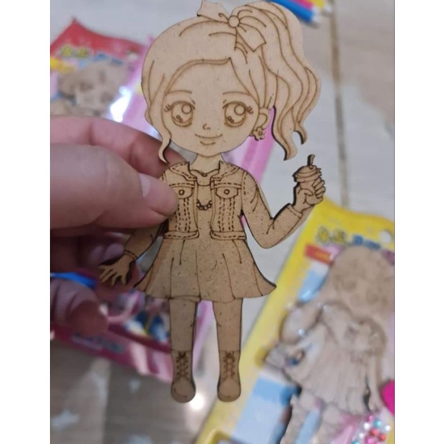 Bộ đồ chơi tô màu búp bê gỗ và quần áo (DIY)