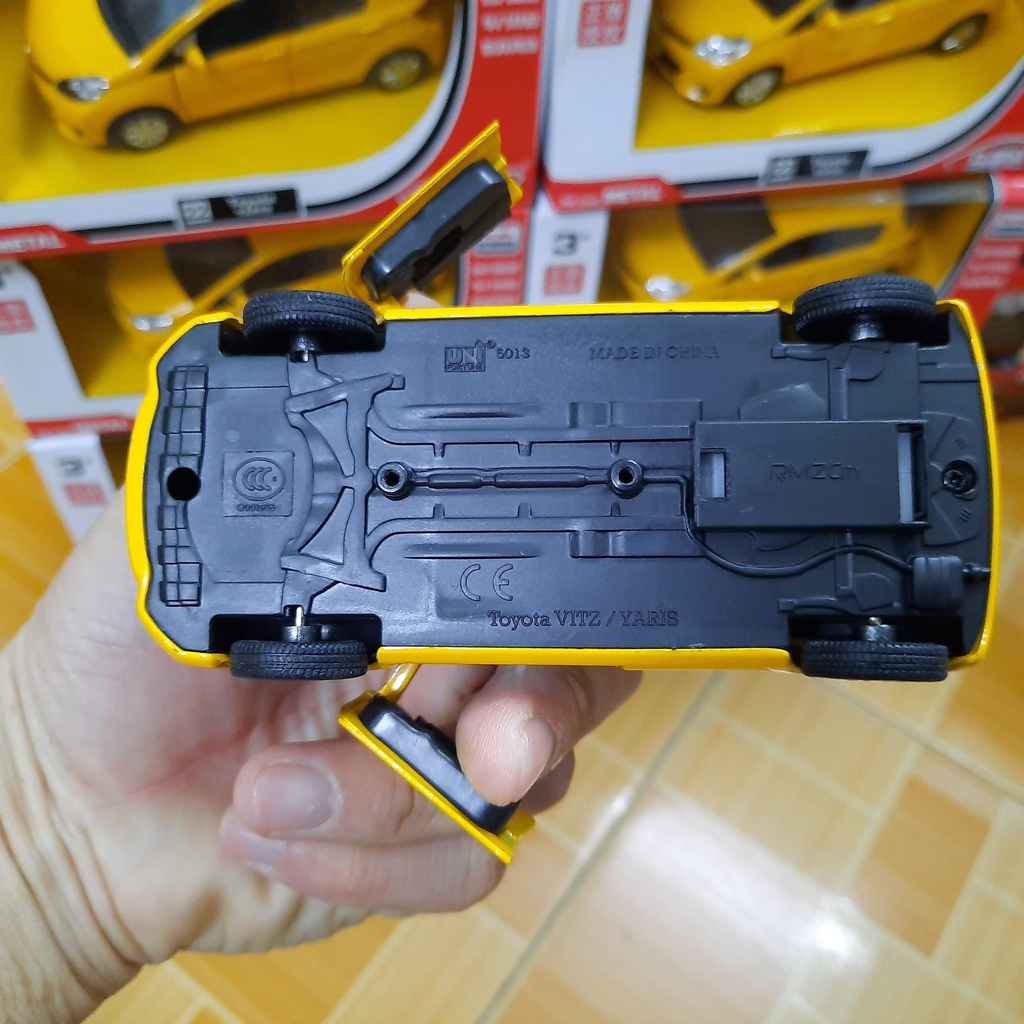 Xe mô hình ô tô RMZ Toyota Yaris tỉ lệ 1:32 xe bằng kim loại mở được cửa