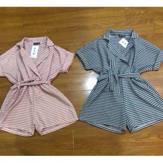 Jumpsuit kẻ đùi dáng cổ vest