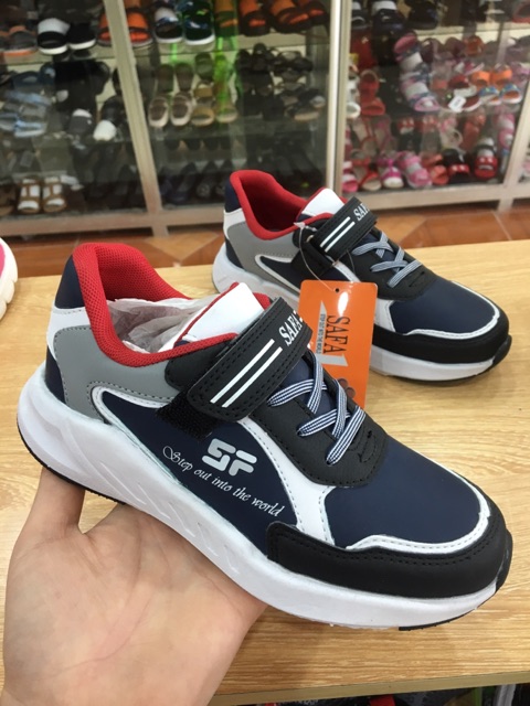 Giày thể thao bé trai