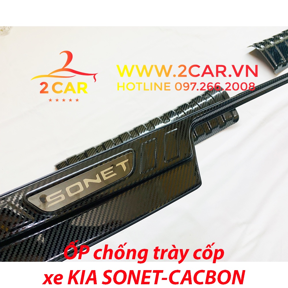 Ốp chống trầy cốp trong, ngoài CARBON xe Kia Sonet 2021-2022, chất liệu vân CACBON cao cấp