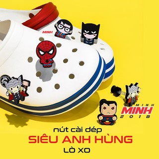 Nút cài dép Sticker Jibbitz Charm Siêu Anh Hùng LÒ XO cho sục bít đầu Crocs Duet Crocband Baya Bayaband