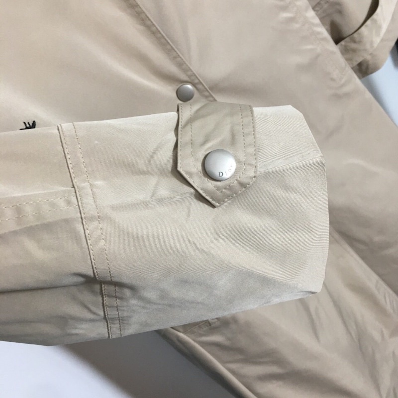 Áo măng tô dáng dài Dior logo thêu con ong nhỏ ngực áo lớn áo khoác gió dài tay rộng rãi bên trong lót in logo hoa văn. | BigBuy360 - bigbuy360.vn