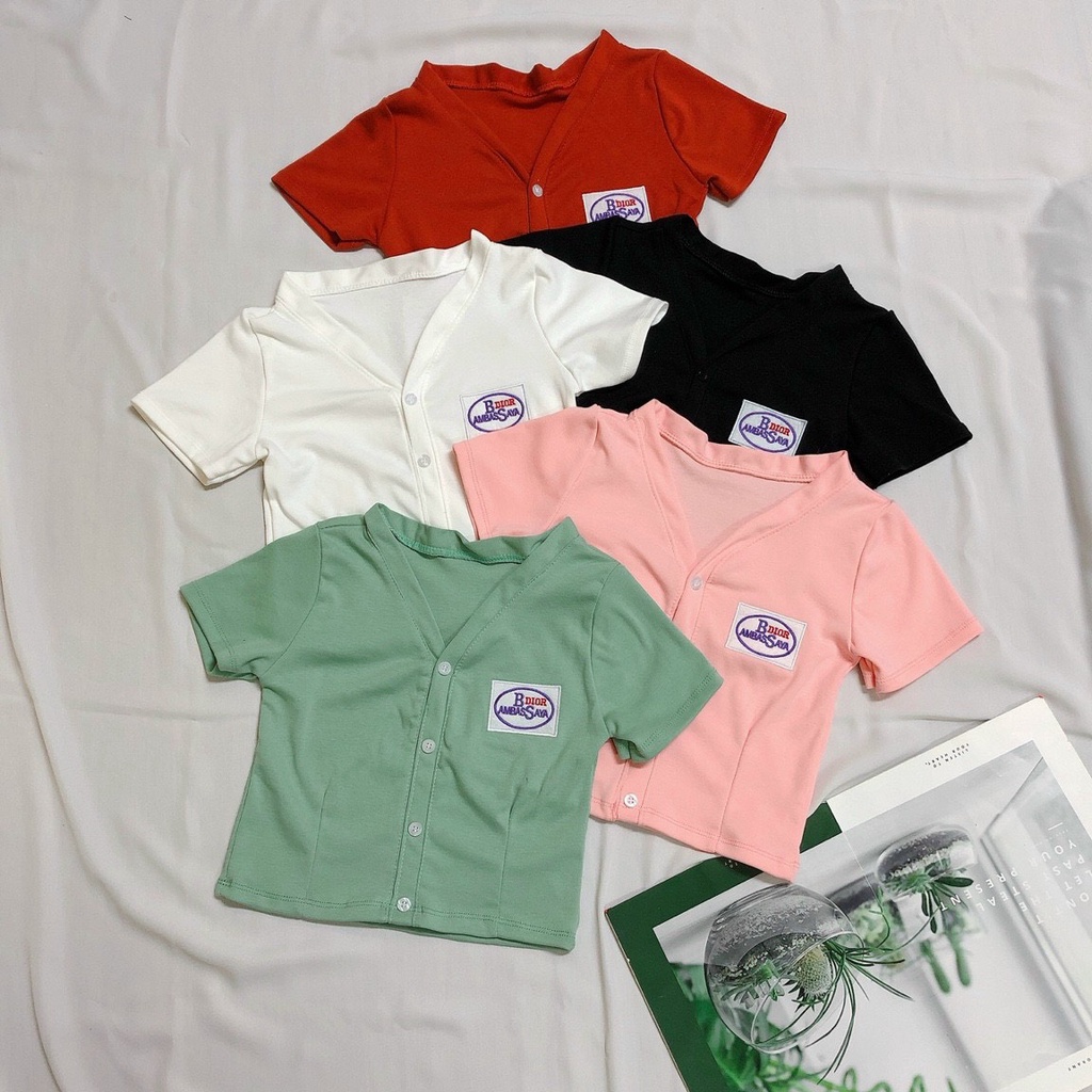 Áo kiểu croptop cổ tim cài nút thêu logo bên ngực cực xinh , chất thun bozip dày dặn