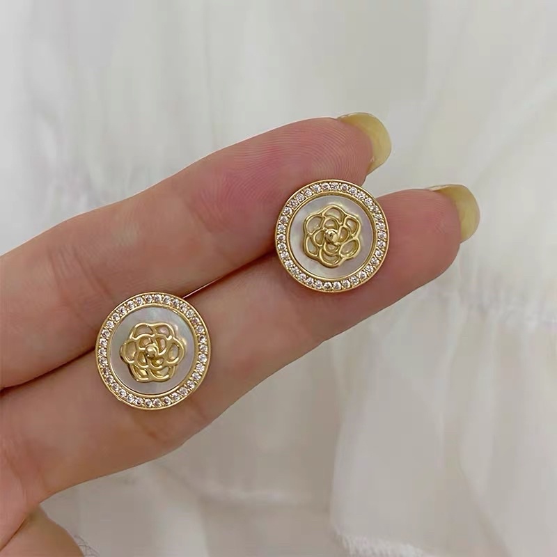 Dây chuyền hoa hồng retro