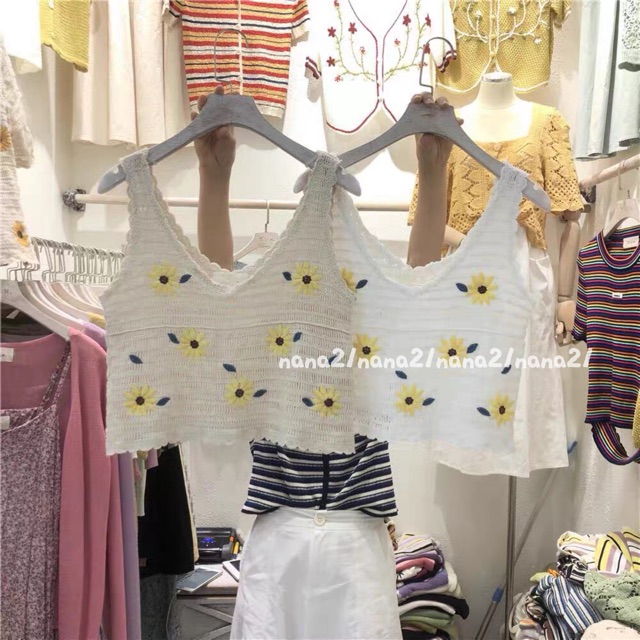 Áo croptop thêu hoa cúc