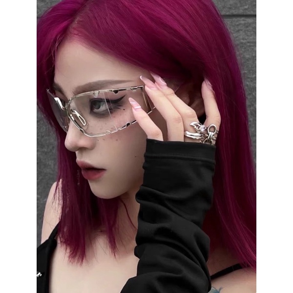 Kính thời trang trắng mai phương bùi