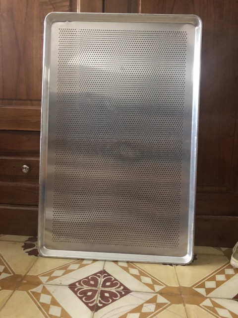 Khay phẳng lỗ nhôm 46x72