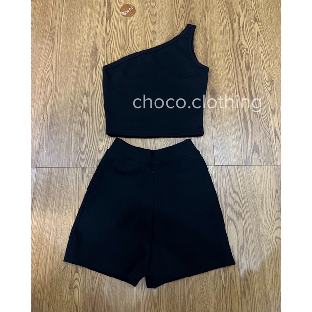 Áo crop không tay lệch vai, chất thun gân co giãn ôm fix.