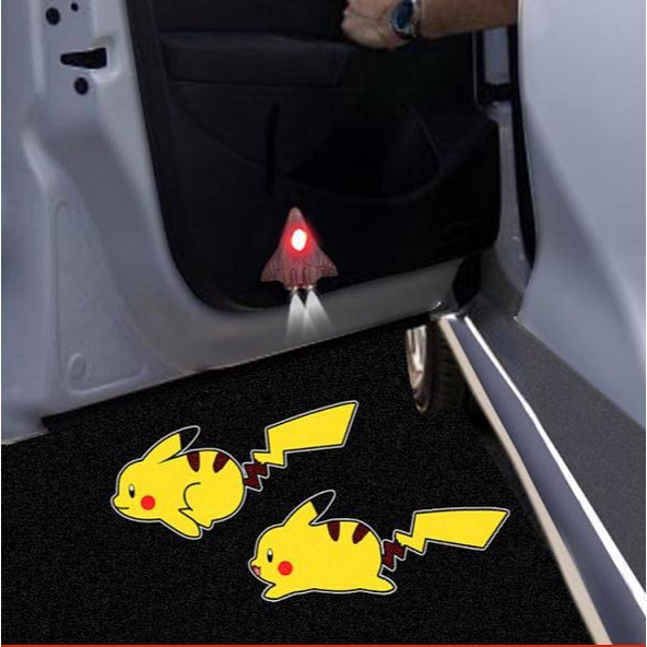 Đèn chiếu sáng không dây gắn cửa xe hơi chống va chạm hình Pikachu thời trang