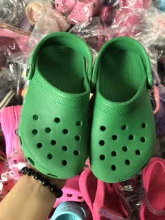 Giày Crocs cho bé