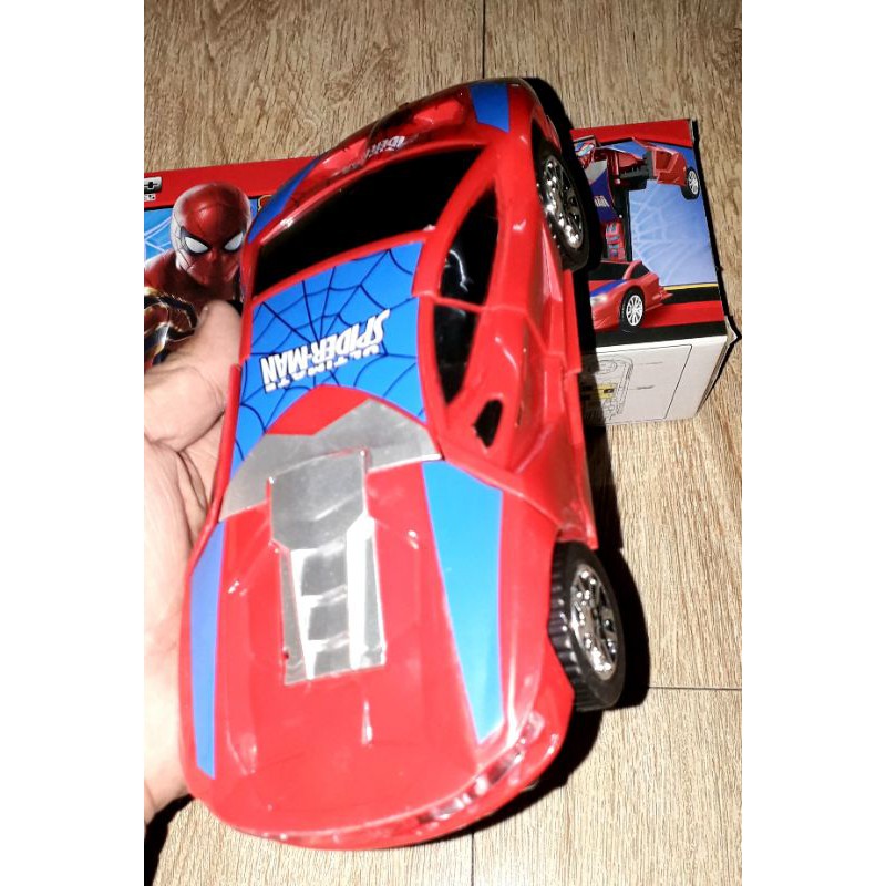 Một chiếc xe chạy pin biến thành spiderWarrior có nhạc và đèn led_ tặng kèm pin