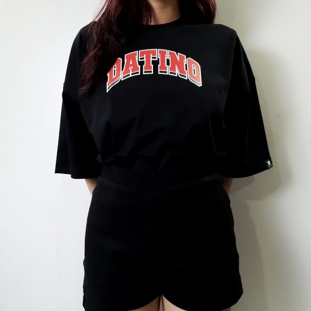 Áo thun streetwear Signature DATINO in chữ cong form Oversize 100% cotton 2 chiều, bo cổ ôm tay lỡ