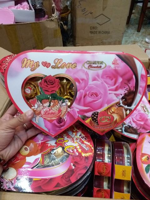 Hộp socola valentine size trung 11 viên ( bao bì ngẫu nhiên)