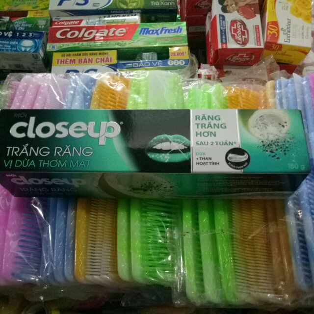 Kem đánh răng Closeup trắng răng dừa than hoạt tính 180g