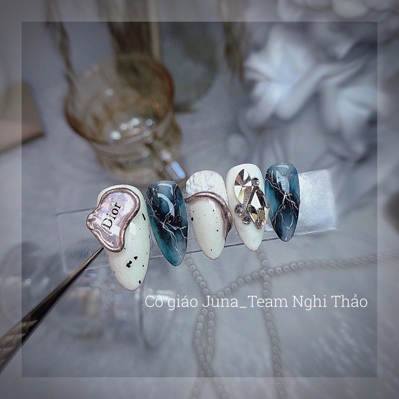 Nail box vẽ xanh trắng đen