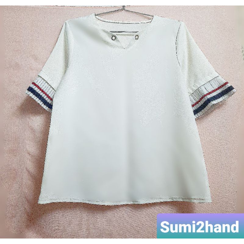 Áo voan basic cổ V đính khoen phối tay xếp ly sọc (thanh lý)