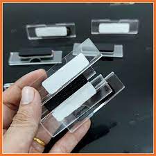 Bảng tên thay tên nhân viên, Biển tên nam châm cài áo