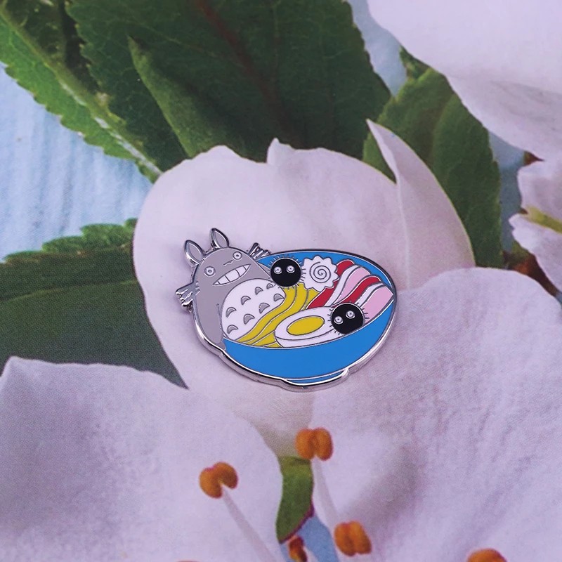 Pin cài áo Totoro tắm trong tô mì Ramen - GC273