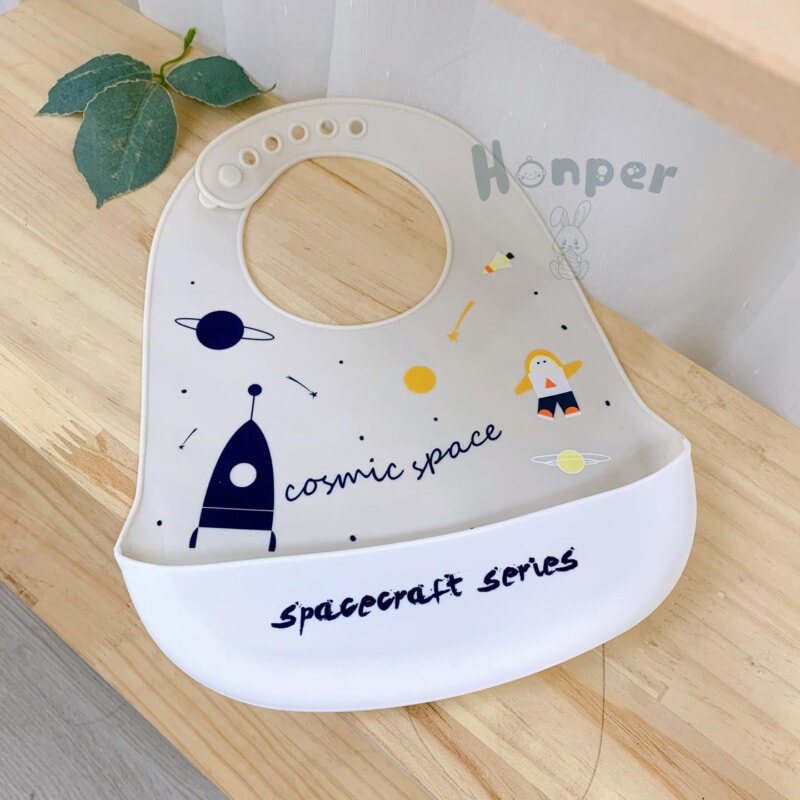Yếm ăn dặm silicon Honper có máng họa tiết dễ thương cho bé – Lebebee