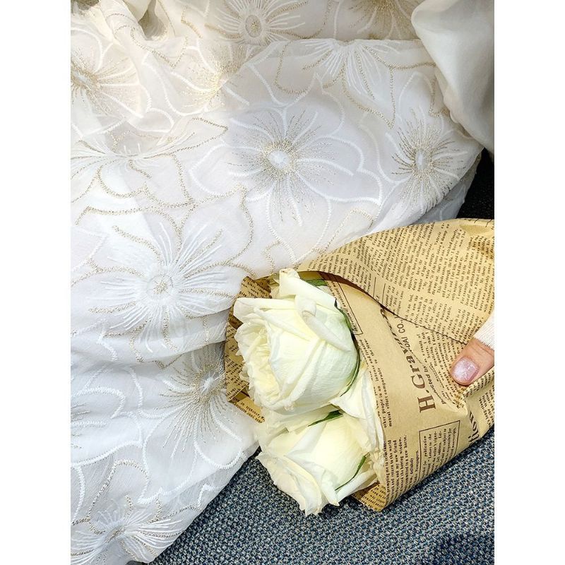 Váy hai dây màu trắng hoạ tiết hoa chỉ vàng