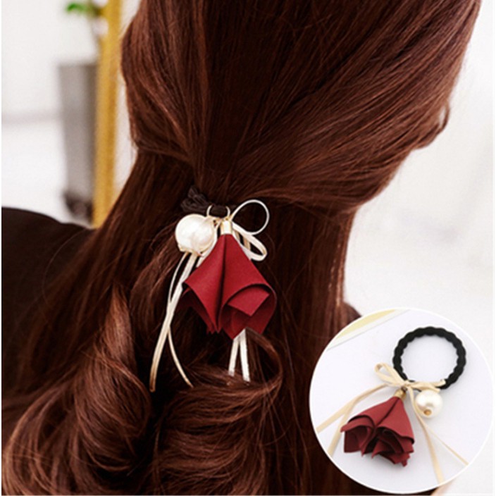 cột tóc hoa đỏ, kèm hạt châu. mẫu y hình lun. hàng luôn có sẵn nha các bạn. thích hợp dùng hàng ngày, đi chơi, đi làm, đ