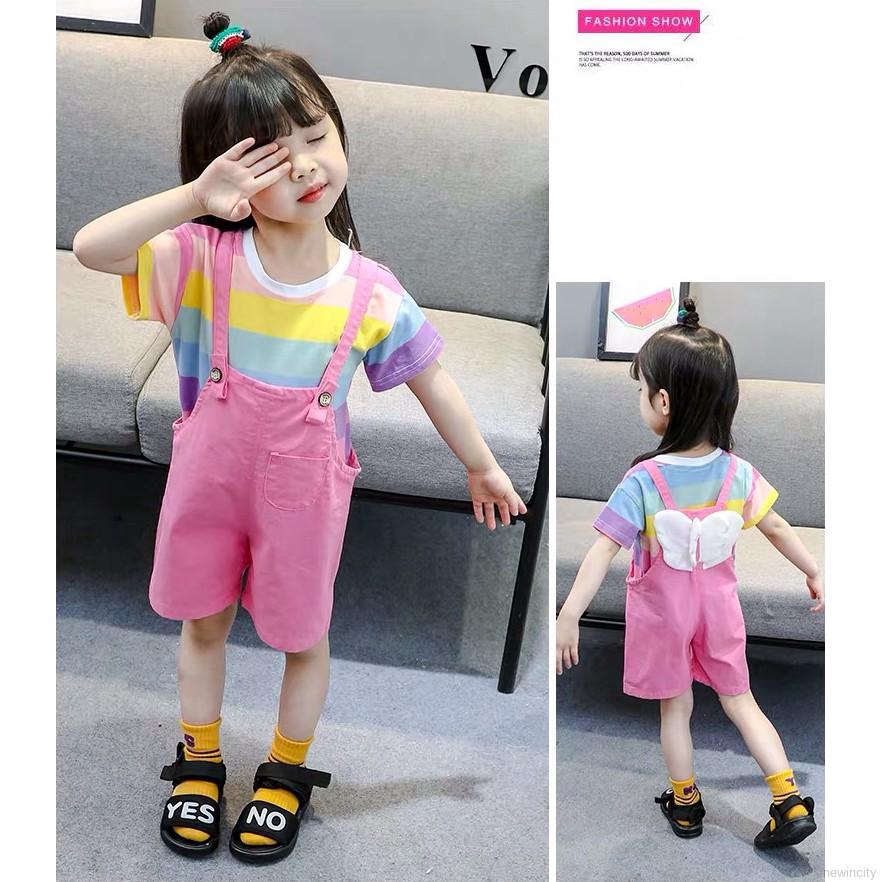 Áo in hình cầu vồng và quần yếm phong cách Hàn Quốc cho bé