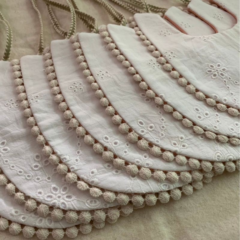 Yếm Ăn Thêu Họa Tiết Xinh Xắn Dành Cho Các Bé