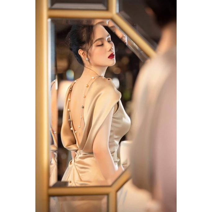 🔥𝓠𝓾ả𝓷𝓰 𝓒𝓱â𝓾 CAO CẤP🔥  Đầm ôm body nhún eo xẻ đùi hở lưng choàng cổ màu vàng ánh kim phi lụa Ý cao cấp ladyvin