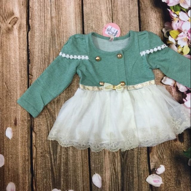 Áo váy bé gái. Size cho bé gái từ 3 - 5 tuổi. Chất liệu trên là dạ mỏng,phần dưới là ren. ..............................