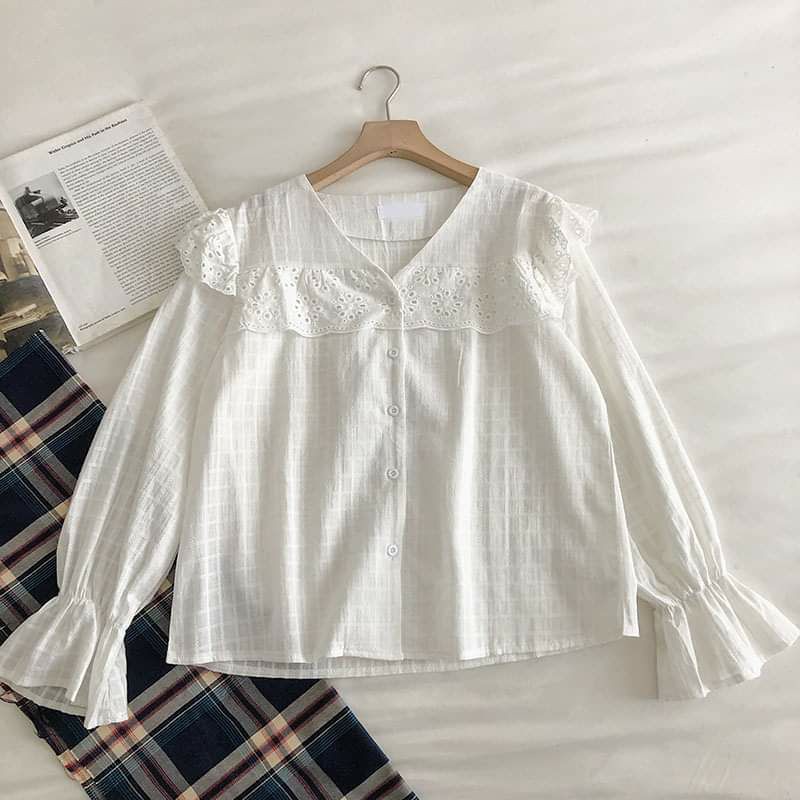 Áo Sơmi Vải Xô Màu Trắng Cài Nút Trước Phối Ren Dài Tay (free size) - Penguin House (Tất cả hình shop tự chụp)