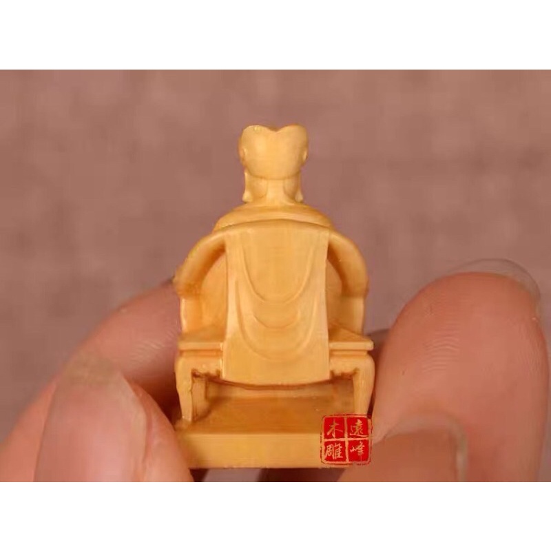 Tượng gỗ: Thần Tài- chắc cũng là phiên bản siêu mini nhất rồi.