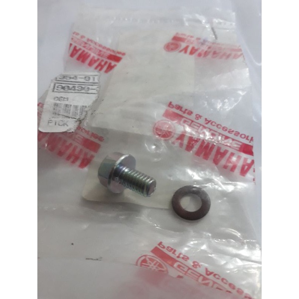 Ốc xả nước và long đền đồng trên nòng xe Yamaha