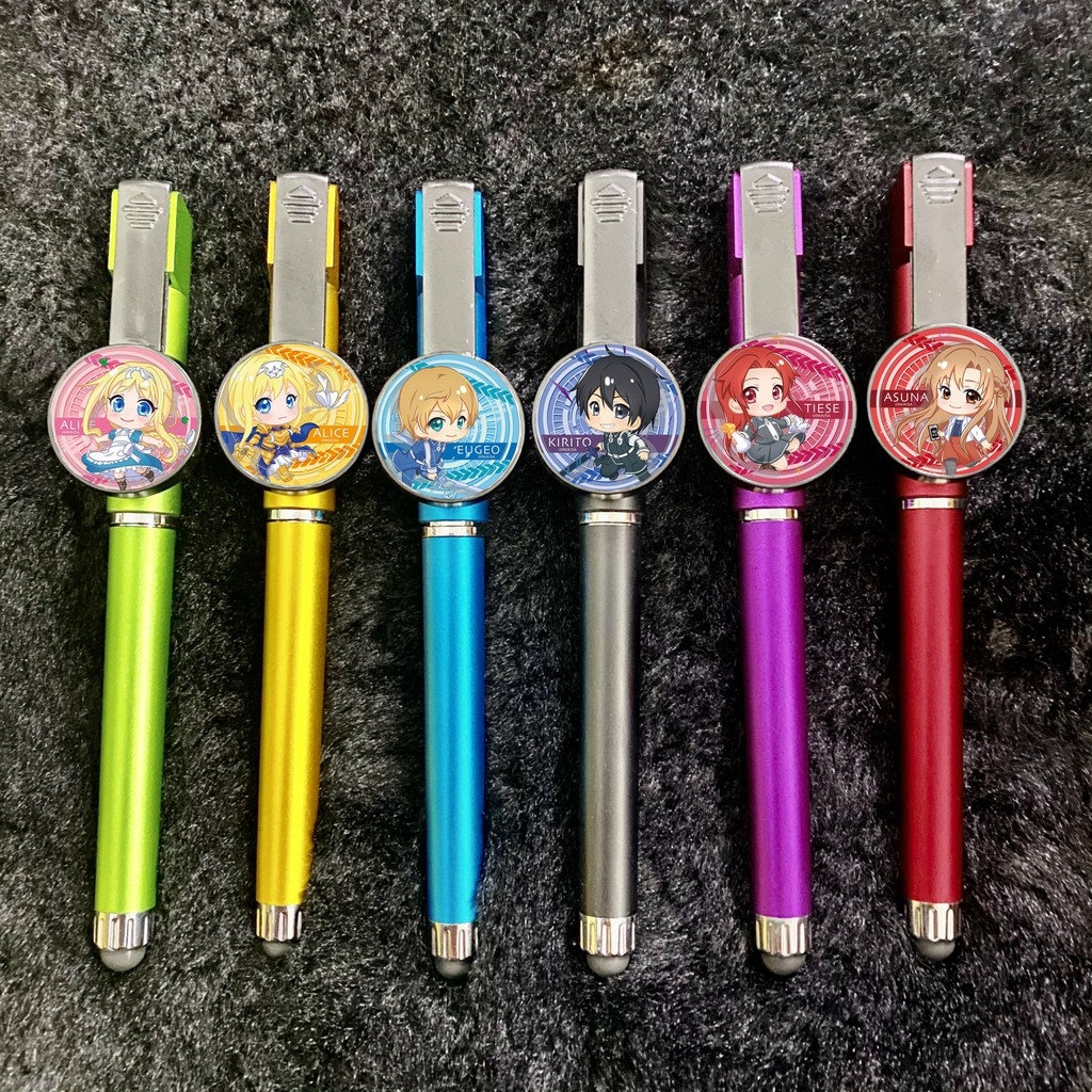 (chọn mẫu) Bút cảm ứng huy hiệu IN HÌNH Sword art online Đao kiếm thần vực anime chibi tiện lợi có giá đỡ m02
