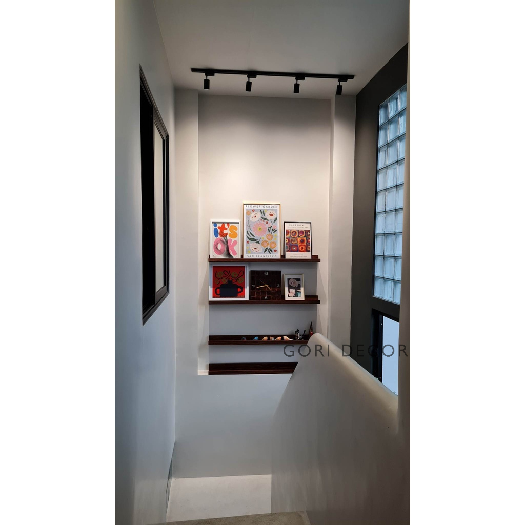 Kệ gỗ trang trí treo tường có thanh chắn KT 60 x 15cm