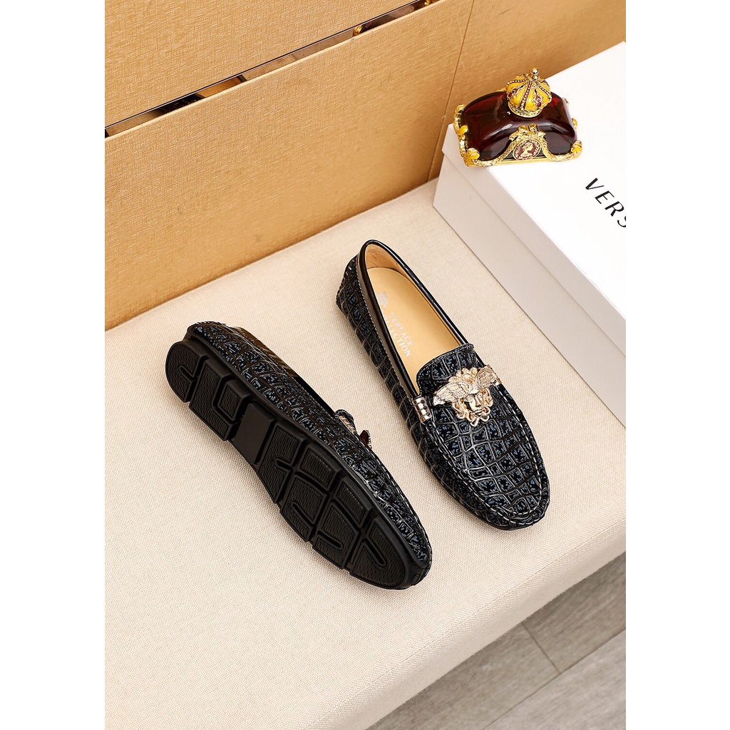 Giày lười nam cao cấp da thật VERSACE thiết kế sang trọng và nổi bật với mặt da được trang trí độc đáo, tỉ mỉ