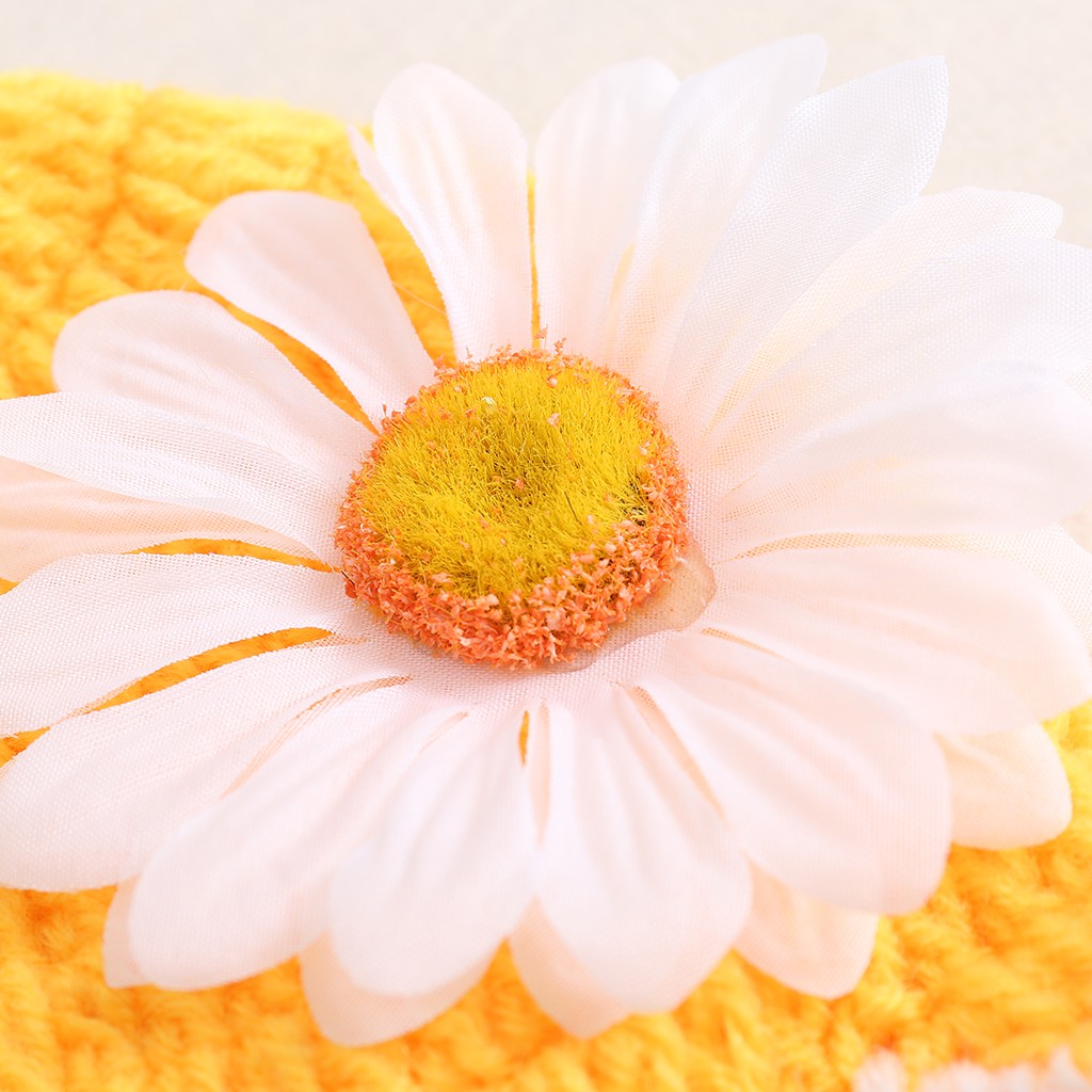 Set quần đùi và nón len dùng để làm đạo cụ chụp hình cho các bé