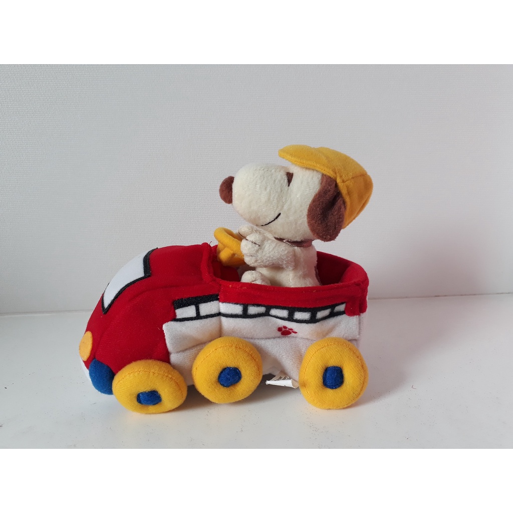 Gấu bông Snoopy chạy xe