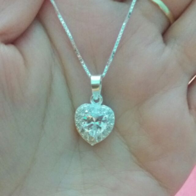 Dây chuyền bạc mặt tim.