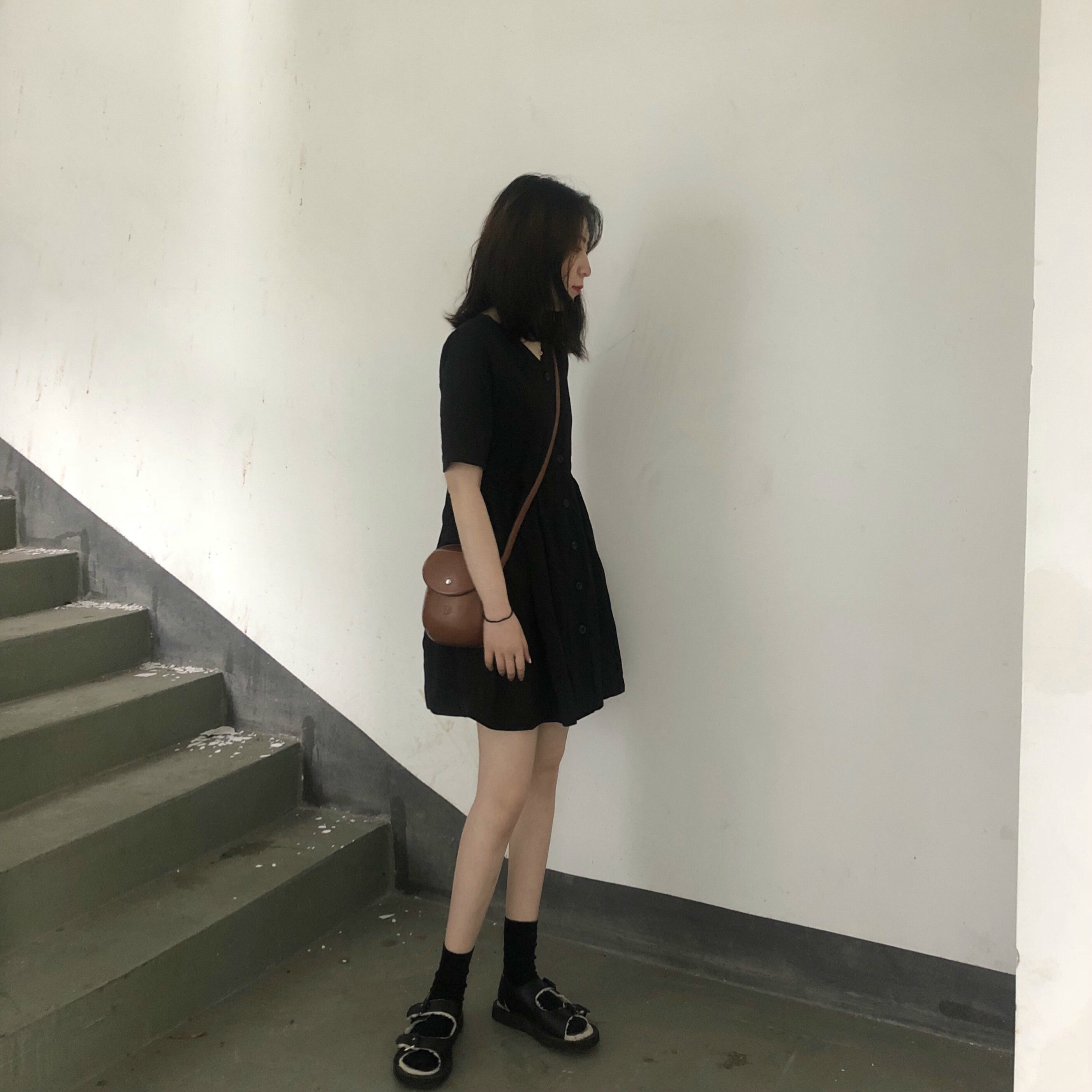 Váy mỏng mùa hè 2021 phong cách Hàn Quốc mới đại học phong cách đại học rộng rãi Váy dài giữa dòng chữ A Váy màu đen nhỏ Hepburn