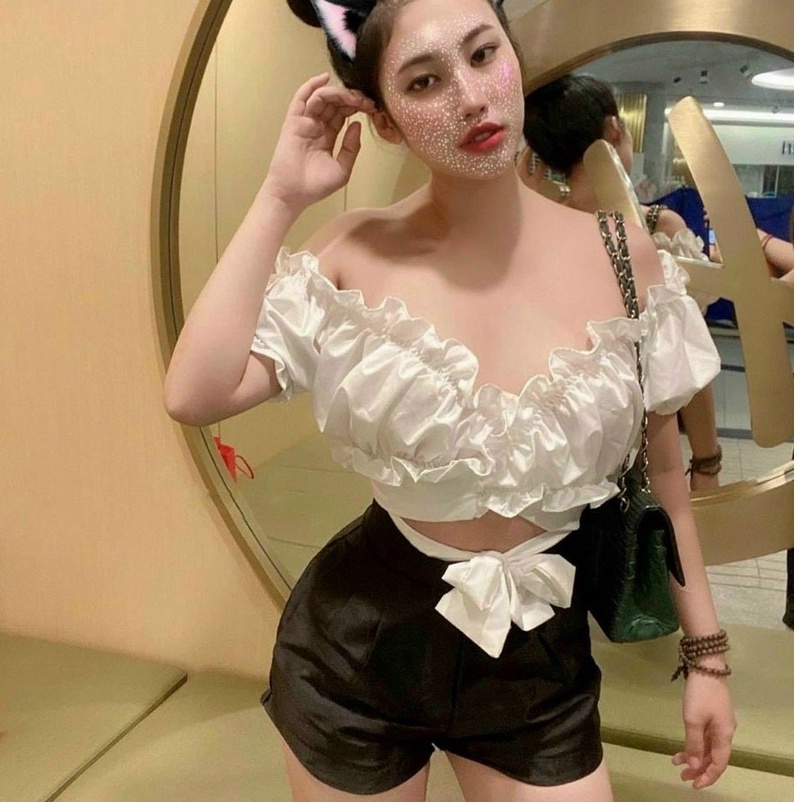 Áo kiểu croptop viền bèo chéo dây cực xinh , chất kate mềm mịn mát