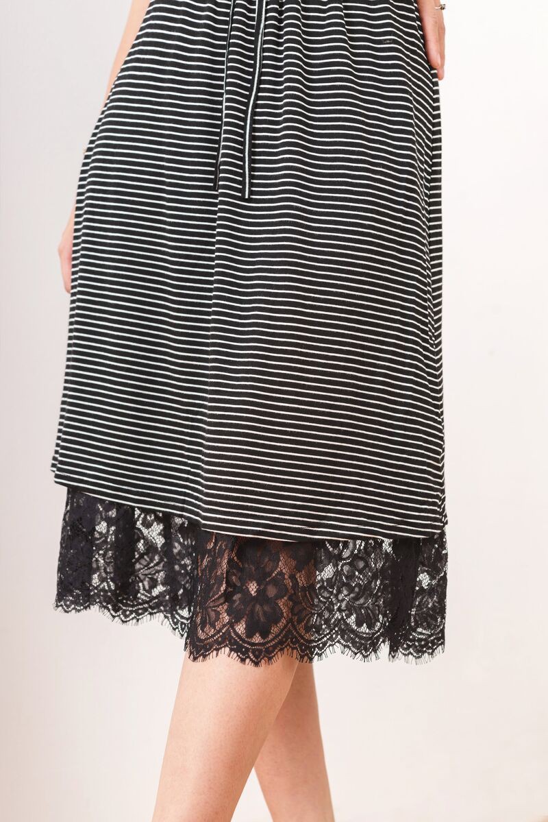 [Mã FATHANG5 giảm 10K đơn 50K] Đầm midi thun cottom phối ren màu kẻ đen dạo phố đi biển Aholic | BigBuy360 - bigbuy360.vn