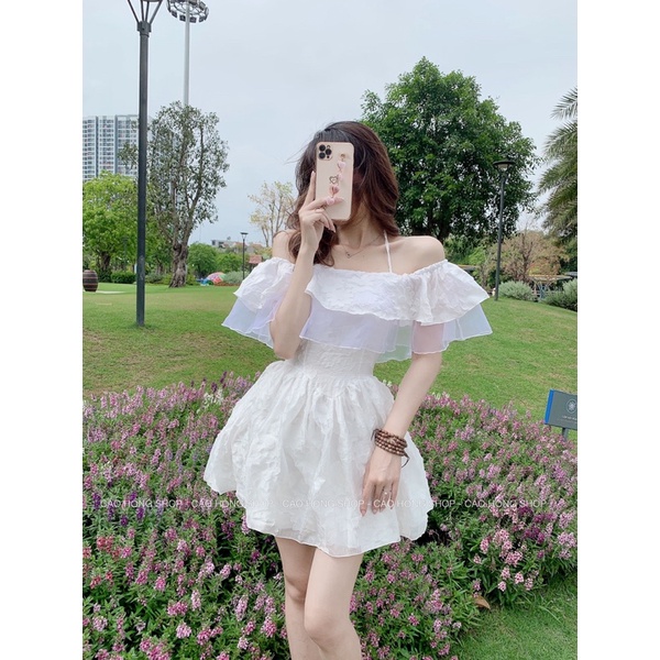 Váy trắng trễ vai 2 dây bèo ngực dáng ngắn.