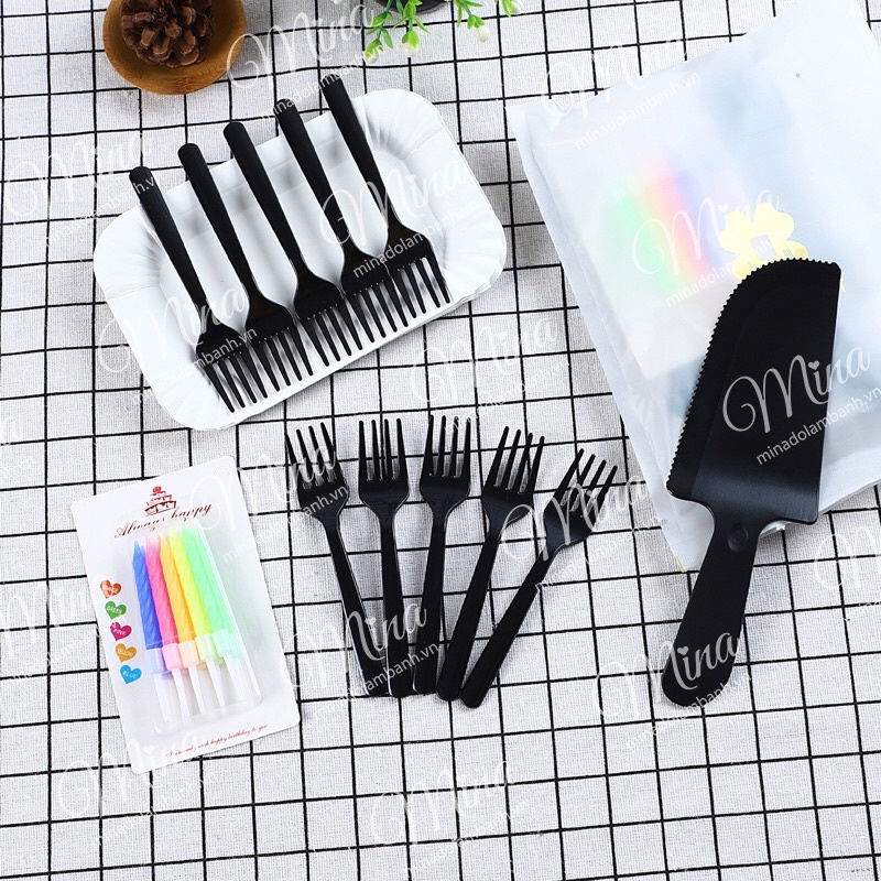 Bộ 10 đĩa giấy chữ nhật + dao + dĩa + nến sinh nhật